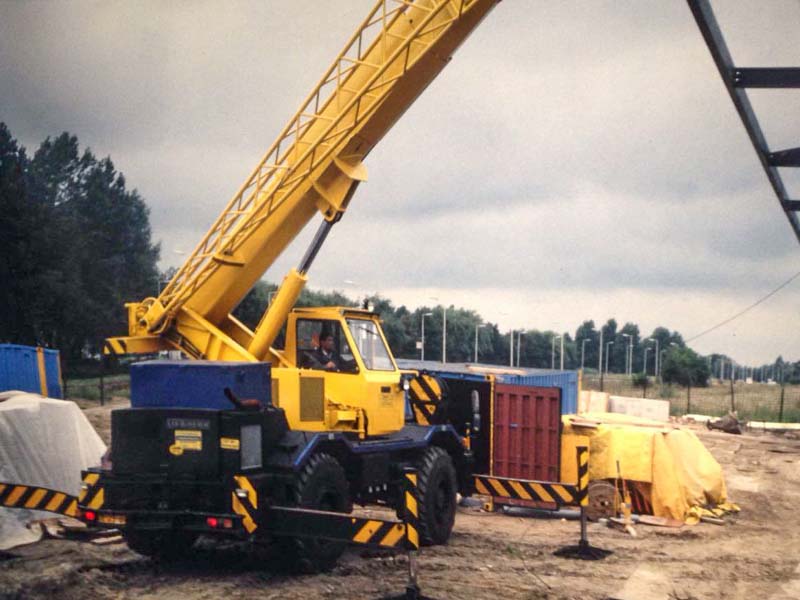 gele kraan aan het werk