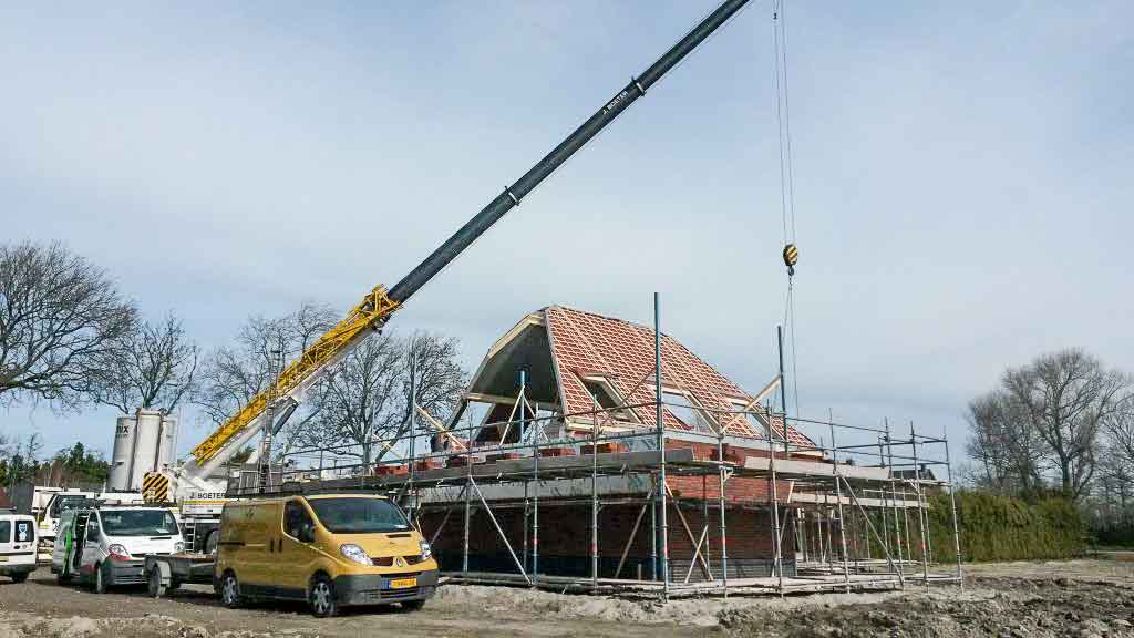 plaatsen van een prefab dak met mobiele kraan